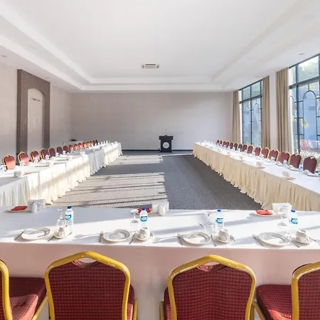 ホテル Ramada By Wyndham Thermal サパンジャ